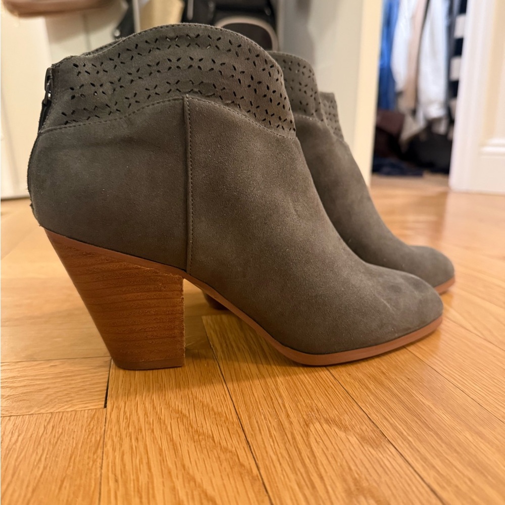 Elegant Suede Ankle Boots - Gray